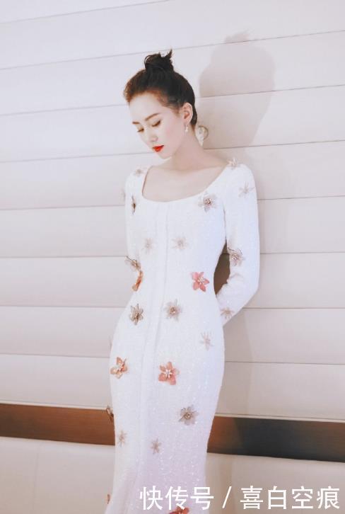 『气质』刘诗诗一点不显老,扎丸子头配一条白色连衣裙,彰显出了优雅气质