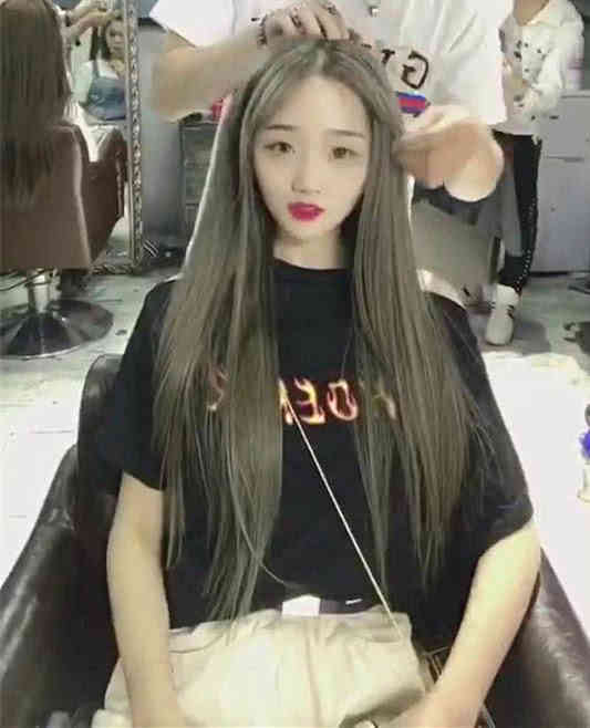 短发姑娘去理发店想接个长发,接完气质都变了,好像换了一个人