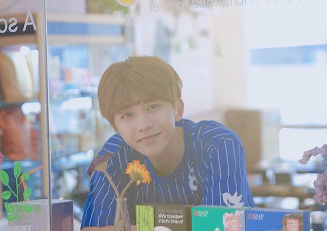 刻意模仿还是有默契？蔡徐坤穿王俊凯同款球衣，连搭配细节都相似