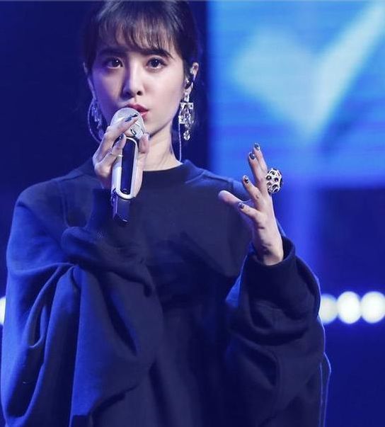 厉害了蔡依林！把铁丝网裹在身上当裙子穿，网友：不扎的慌吗？