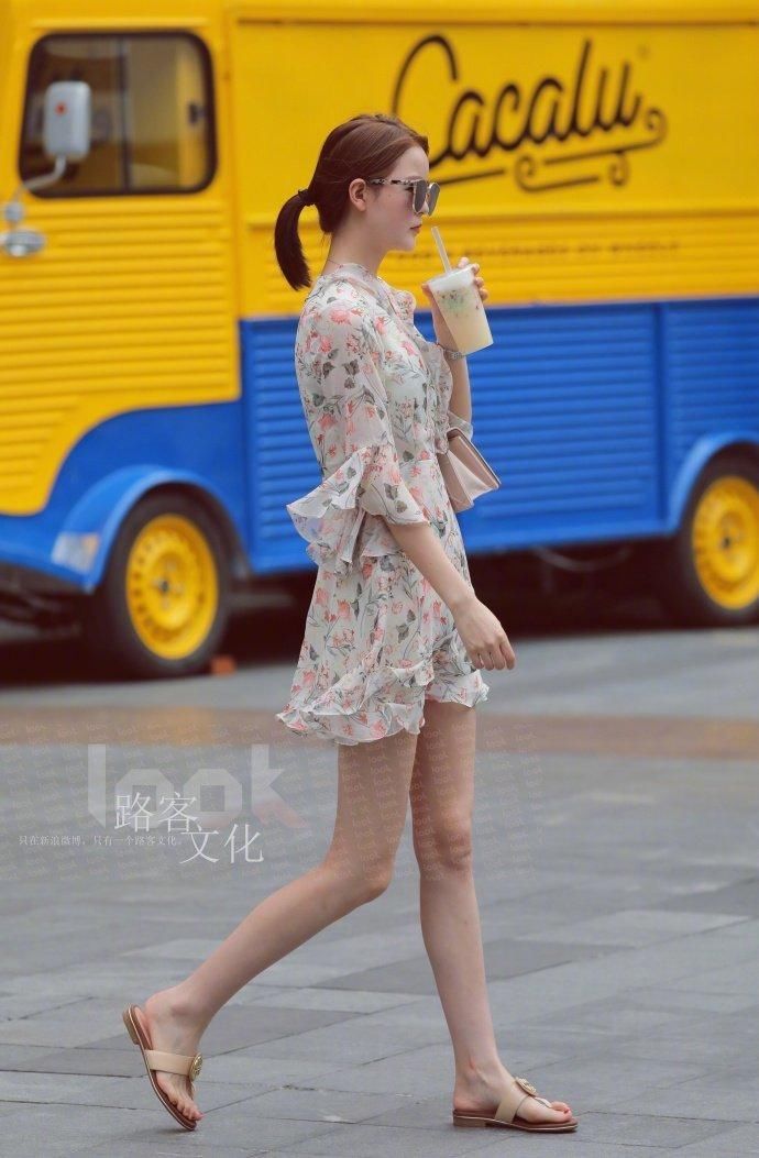 街拍:一字肩吊带莲蓬上衣很俏皮可爱，被甜甜的小姐姐美到了