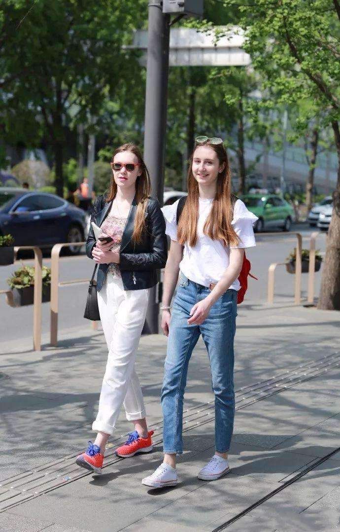 街头偶遇时尚的小姐姐，一身牛仔穿搭好身材尽显，越看越好看!