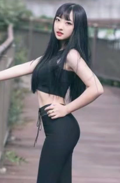 黑色紧身裤的小姐姐，随意的摆拍，都能够看到完美的S曲线