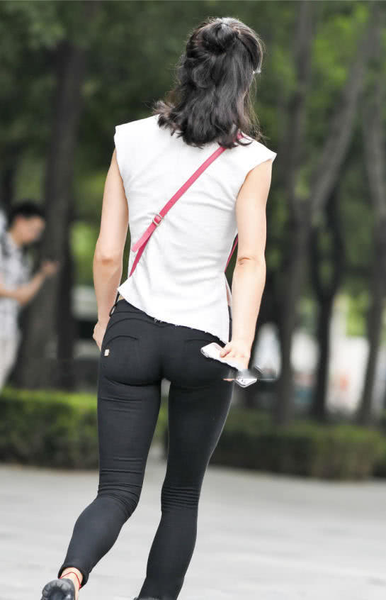 气质小姐姐黑色紧身裤裹出了丰满的臀线,波涛汹涌的上围吸足了眼