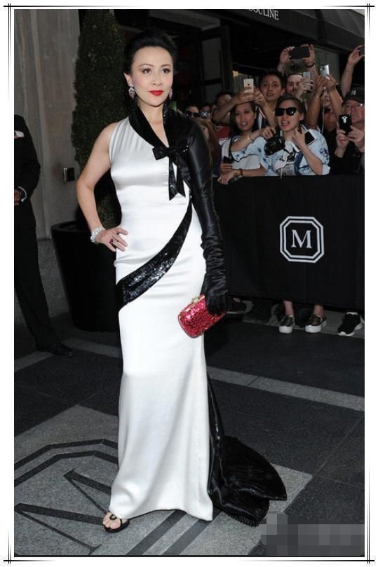 刘嘉玲终于不扮嫩，52岁尽显女王范，网友：脚上的鞋子看着就冒汗