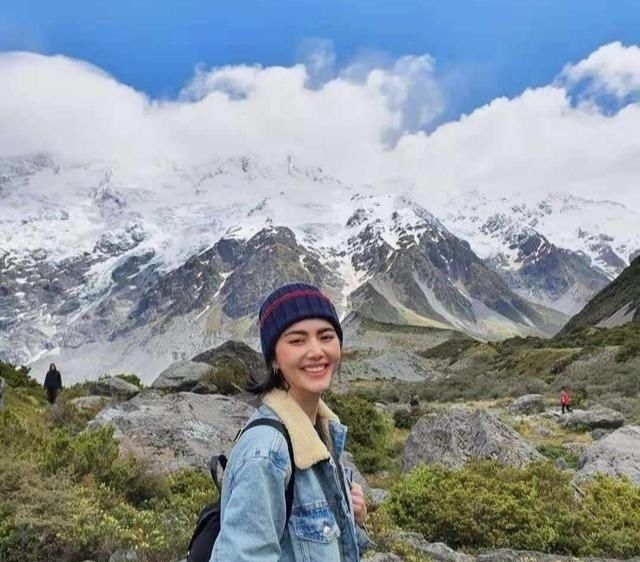  【功不可没】泰国影后Mai太会穿了，穿老气皮毛外套竟像少女，匡威鞋功不可没
