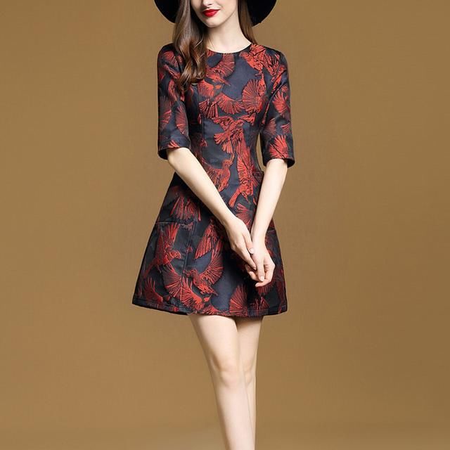 天呐，还穿什么毛衣，特土！今秋流行这连衣裙+平底鞋，洋气嫩美