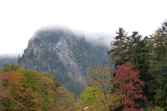 阿尔卑斯山中藏有一湖，如果说这里晴天像天堂，那阴天就像仙境
