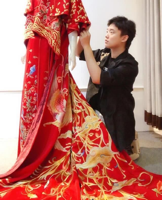  「张彦」“不务正业”！师范毕业做裁缝，把旗袍一改造直接上了纽约时装周