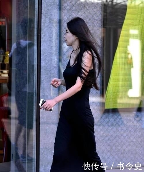  展现：吊带连衣长裙，不用高跟鞋，依旧可以很好的展现姑娘的身材