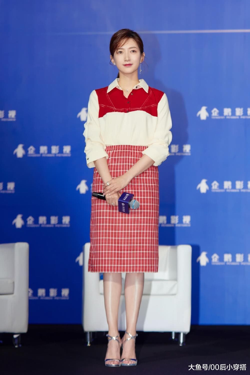 江疏影真吸睛 身穿金灿长裙亮相活动 网友: 真想天天看到她