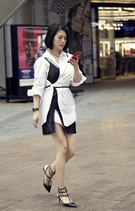 街拍：图1韩雪穿开叉裙，都快开到大腿根了！图2“内衣外穿”？
