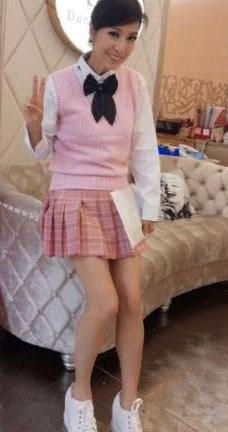 同穿粉色衣服，63岁米雪、刘晓庆辣眼睛，64岁赵雅芝优雅动人