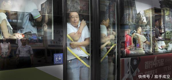  #公交车#为什么私家车多坐一个算超载，而公交车脸被挤到窗玻璃