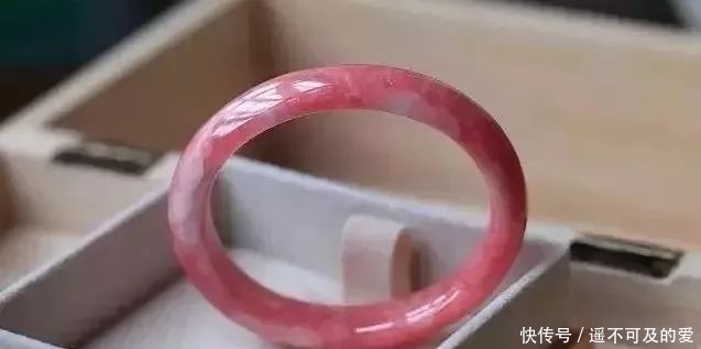 谁说翡翠手镯就是一个圆圈?平安镯、贵妃镯、人家也是有款式的!