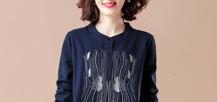 52岁妈妈不爱穿裙子，只钟爱这棉麻小衫，毕竟洋气高贵又减龄