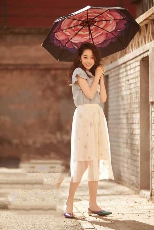 蒋梦婕现身机场T恤配短裤，腿长惊人，网友：还是裤子太短了？