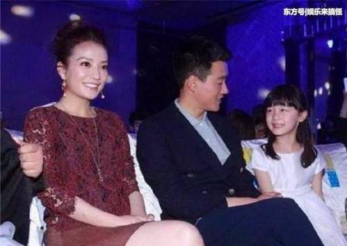 41岁赵薇和37岁董洁同坐，仅差4岁，网友：保养太重要了！