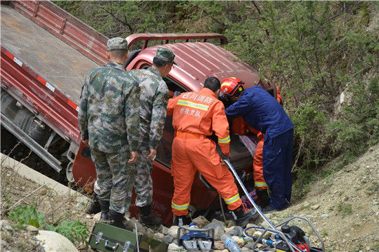  驻训|货车司机高原遇险，驻训官兵化险为夷