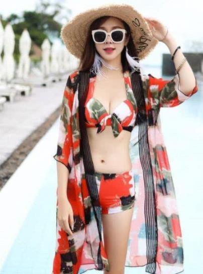 清新的泳衣美女，身姿显得白皙动人，性感迷人又吸睛！