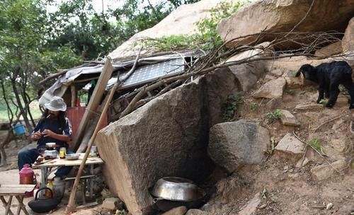  煤油灯■山东一户人家7代人隐居深山，如今仍在用煤油灯照明