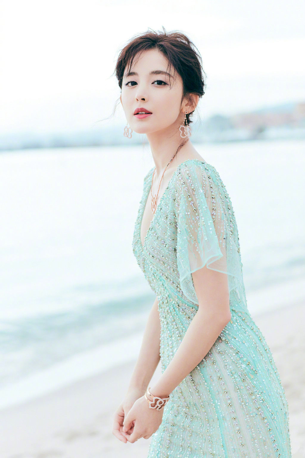 冷酷的“丁建国”穿起长裙很抢眼，她一直像是娱乐圈里的隐形美女