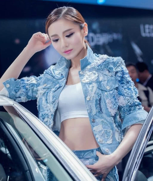 气质小姐姐漏脐装大展好身材，超短裤短出新界限，网友：车不及人