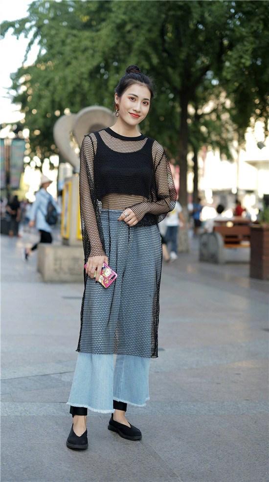 小姐姐上身显瘦又迷人，小蛮腰立显，整体呈现高雅大气有韵味！