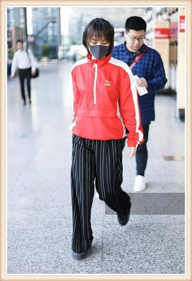 背带裤粉帽子的吴昕满满少女感，就是这双腿太出戏了