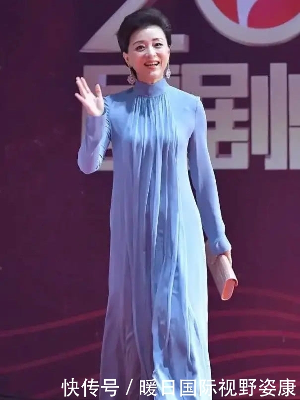  『女人』杨澜好洋气！穿拖地长裙“国风”十足，哪像51岁的女人