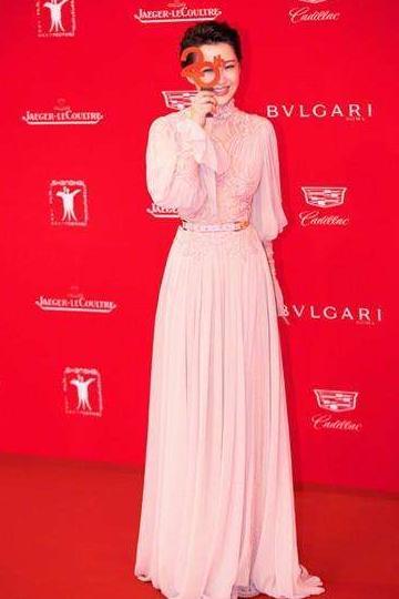 48岁许晴与41岁赵薇出游照流出, 一个嫩的掐出水, 一个老的认不出