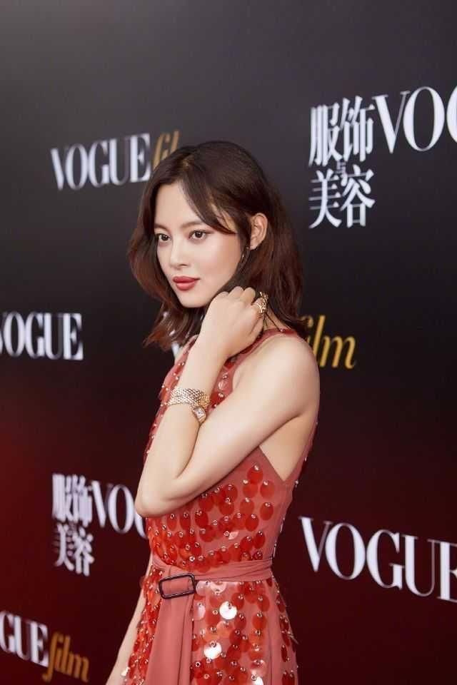 辛芷蕾真大胆！穿的开叉裙都快拉到跨了 根本遮不住