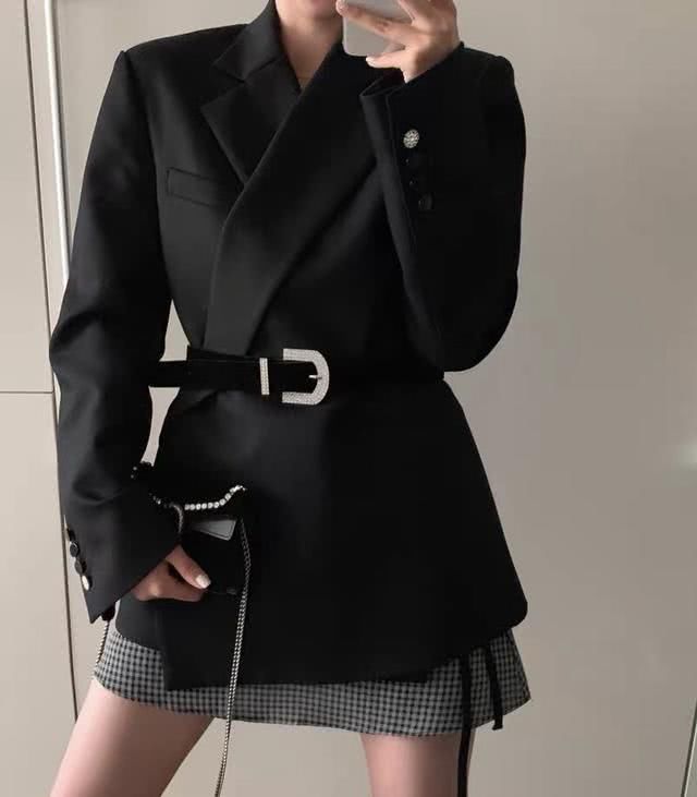  「高调」今年的时尚配色够高调，做够“宅女”，是时候做女王了