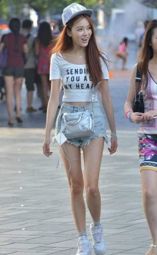 美女小姐姐高雅秀丽娴静端庄，高挑的身材!