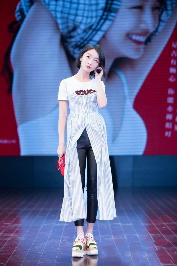 周冬雨把自己裹得严严实实，隔着屏幕都感觉到热！