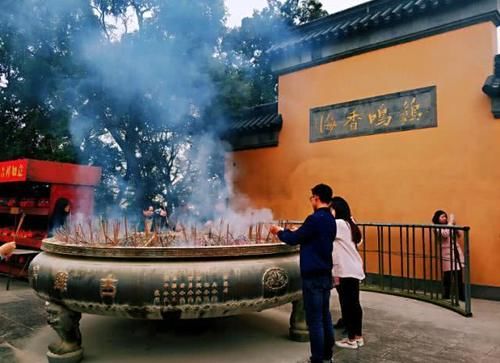 国内众多寺庙商业化严重，和尚们集体喊冤，网友：原来如此