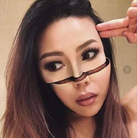 女子经常化妆，但妆容却让人看了害怕，得知原因后众人却称赞女子