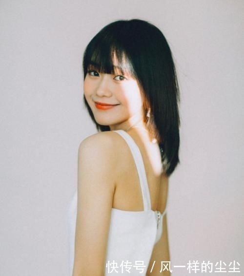 「段奥娟」段奥娟真是敢穿!穿一件白色短款小吊带,“巴掌腰”更是吸睛