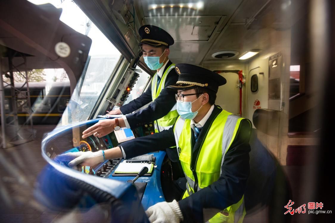  【操纵】陕西西安：火车司机安全操纵列车助力复工提速