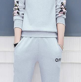 国庆出去玩，穿裙子不方便!新出的休闲套装+小白鞋，到哪都洋气