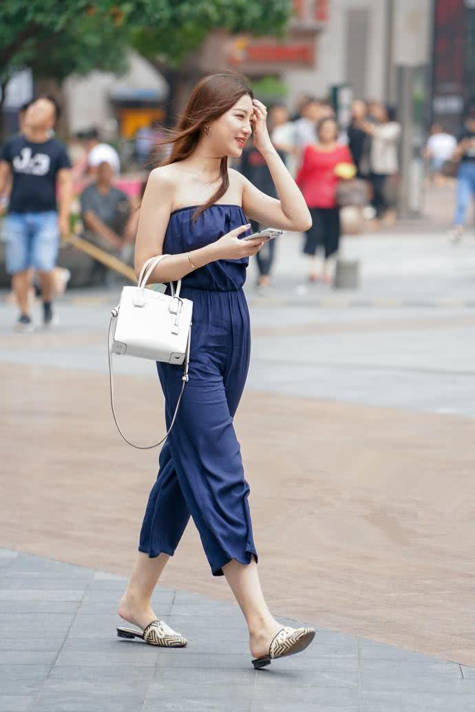 青涩的小姐姐偶尔也放肆一下，这抹胸就是太紧了啊