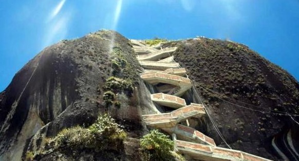 世界上最陡的房屋，每次回家都要爬200米，房主无奈卖房！