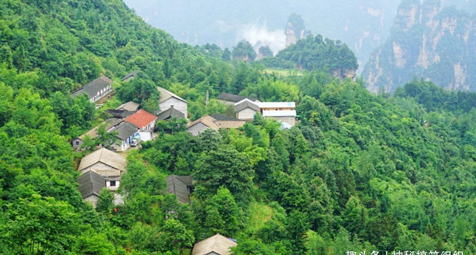 祖辈们在山峰顶部开垦“史上最牛的一块耕地”,吸引无数游人