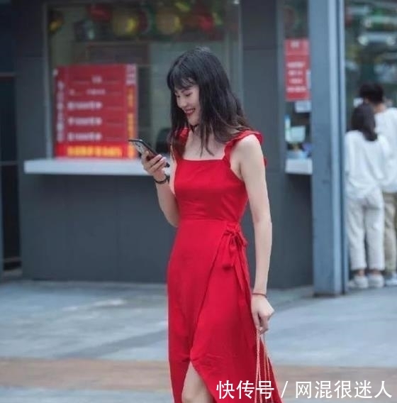 『秋月』街拍皎若秋月的美女,一条灰色的连衣裙,时尚气质风范