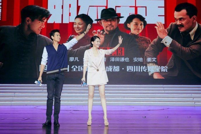 49岁许晴学少女玩下衣失踪，美腿比俊脸更吸睛，网友:她是真嫩