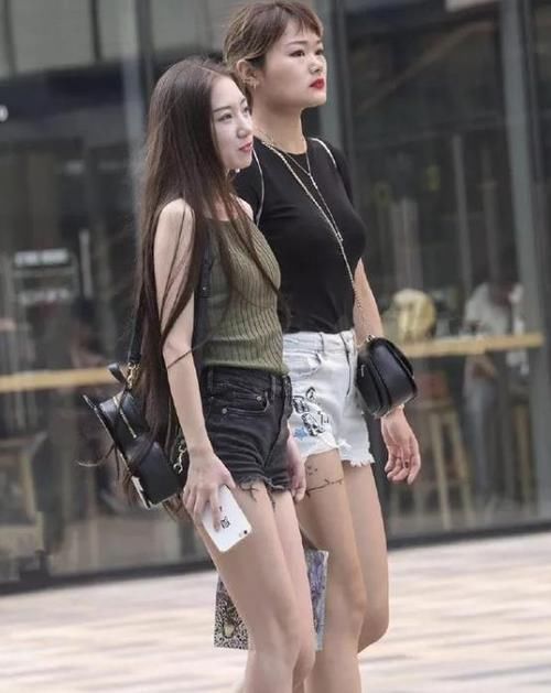  #出自己的时#潮范儿女神来了，街拍：面带微笑的小姐姐，一件白色上衣配漏洞牛仔裤，青春靓丽范