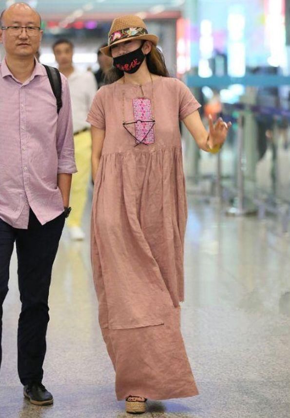 杨丽萍真能穿！穿这么皱的长裙却依然漂亮，网友：仙风道骨的气质