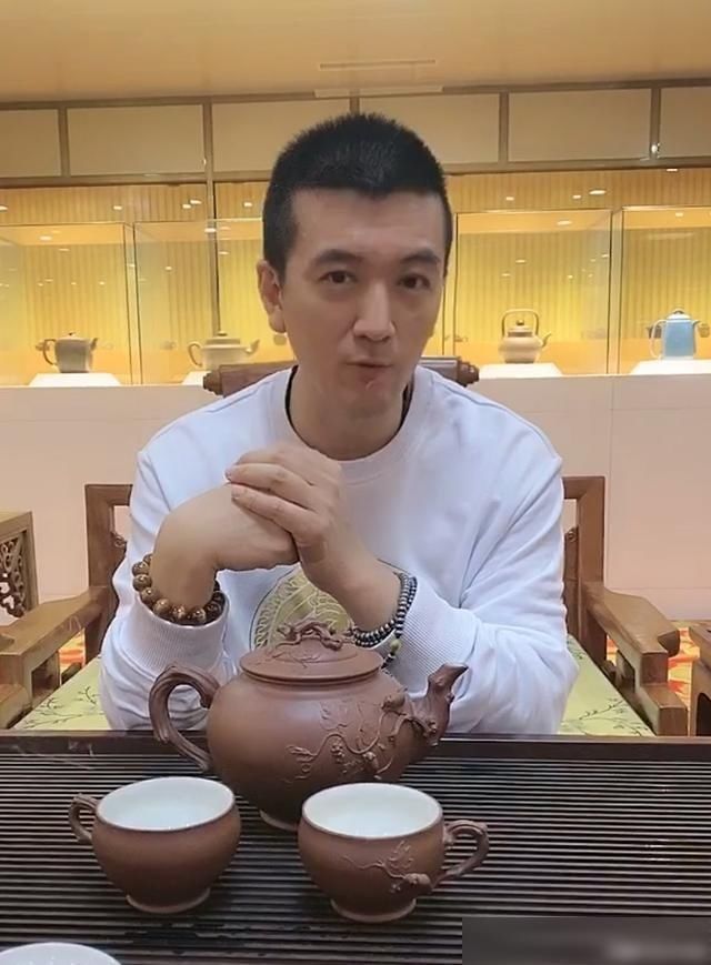  『茶壶』黄圣依老公杨子直播“翻车”，用价值近亿元茶壶喝茶险些打碎