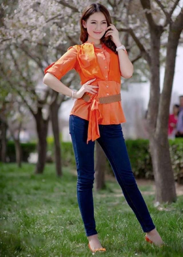 波光粼粼的海边风景甚是迷人，小姐姐们穿着泳衣奔跑嬉戏