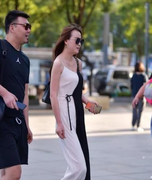  『短袖』街拍：面带笑容的美女，一件白色短袖配牛仔裤，时尚青春靓丽气质